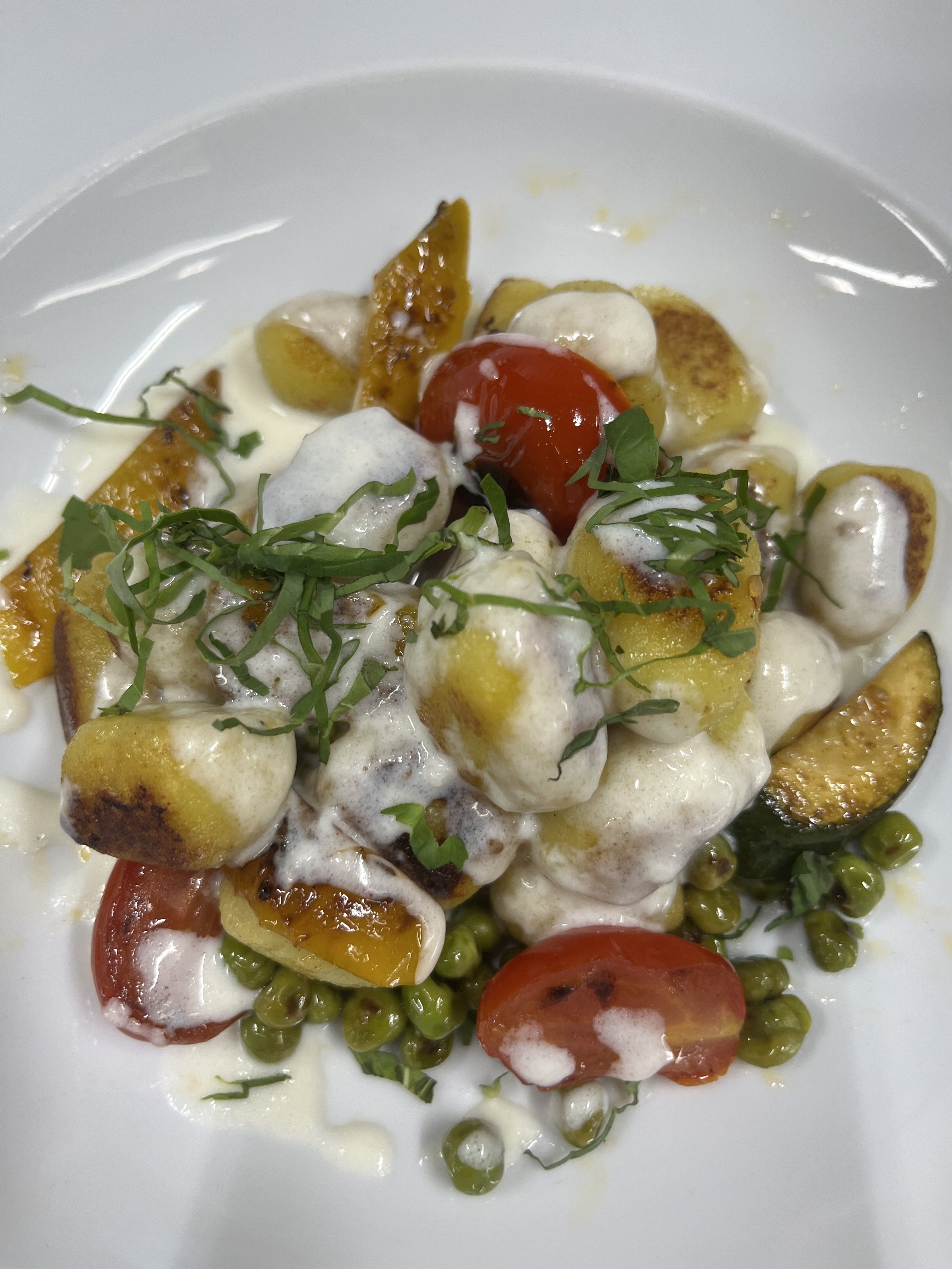 Gnocchi di patate saltati con verdure di stagione