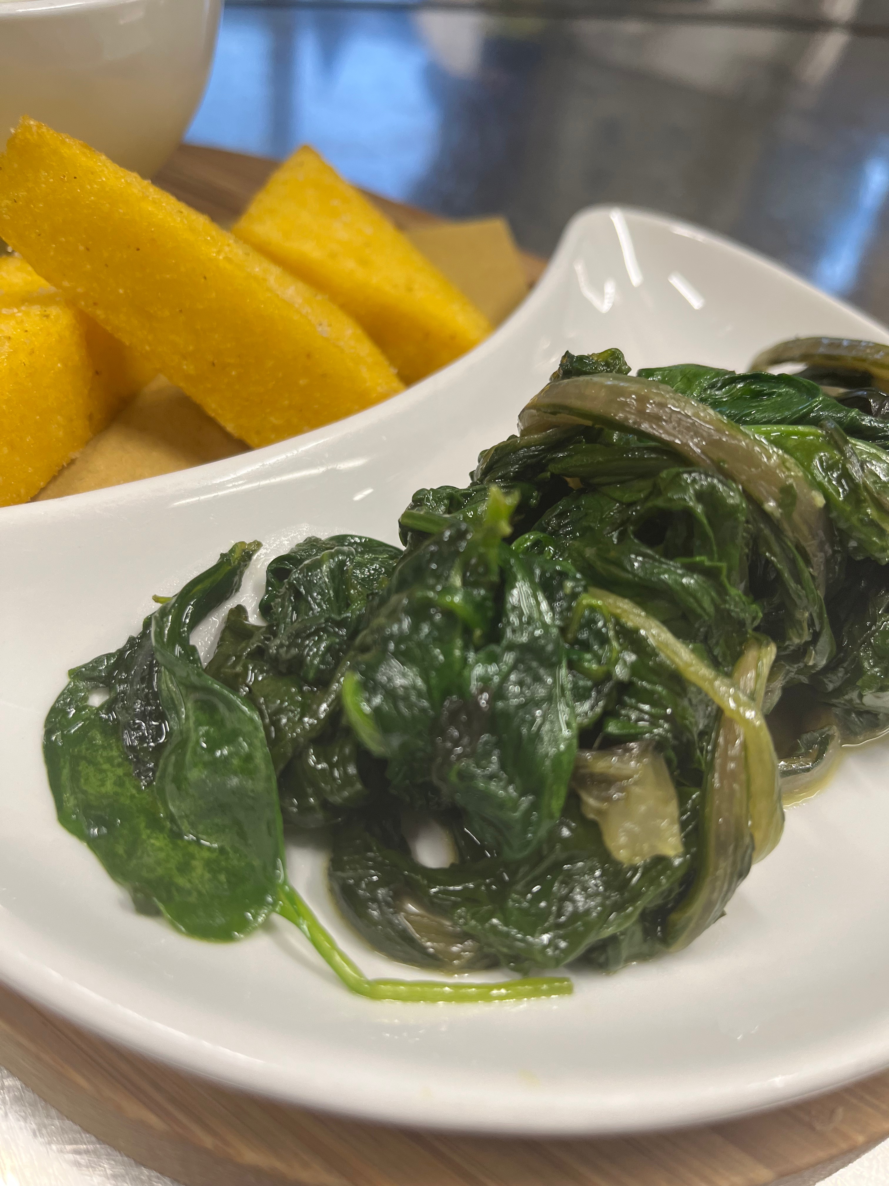 Erbette saltate con polenta fritta