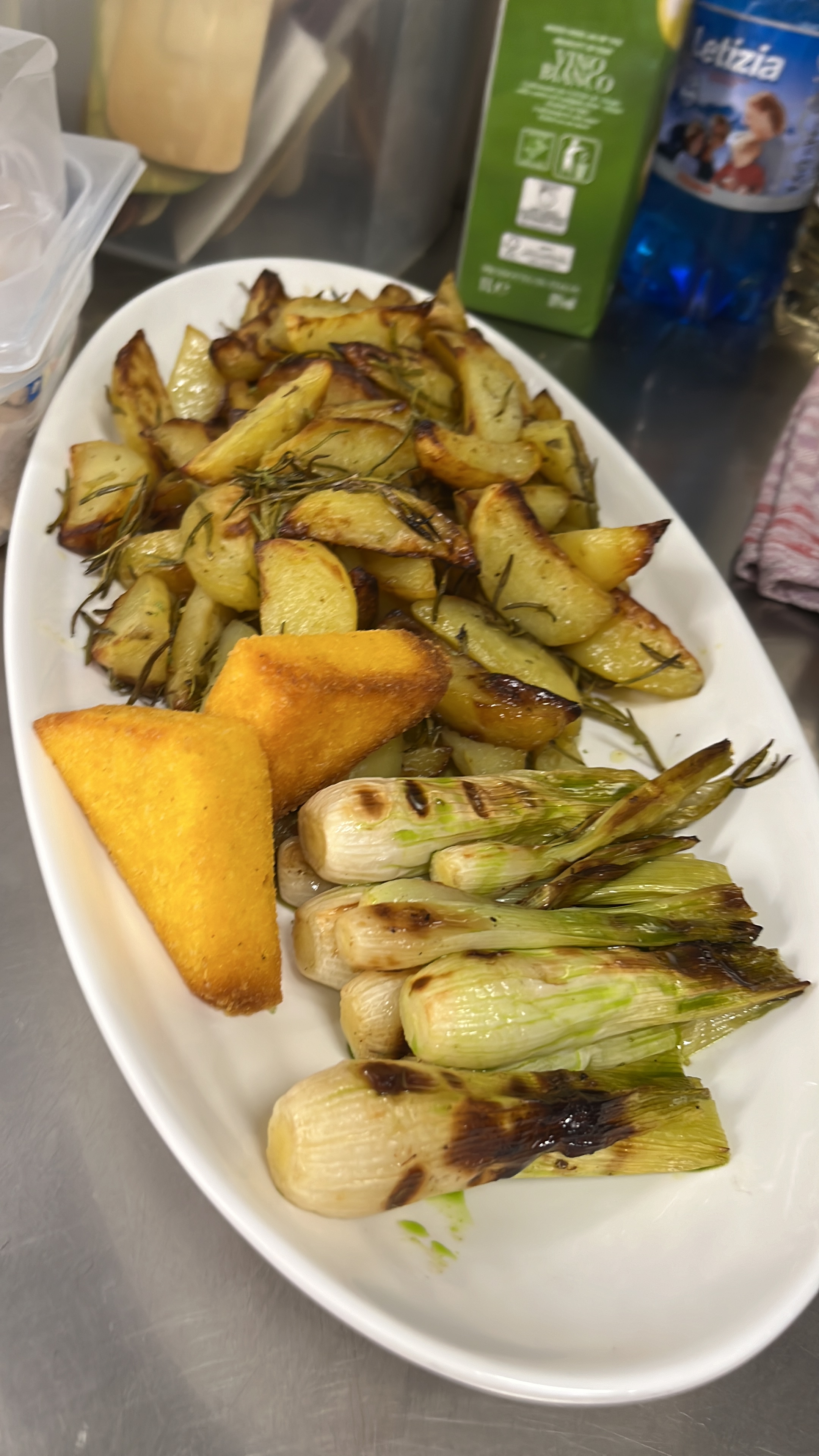 Patate al rosmarino, polenta fritta e cipollotti grigliati