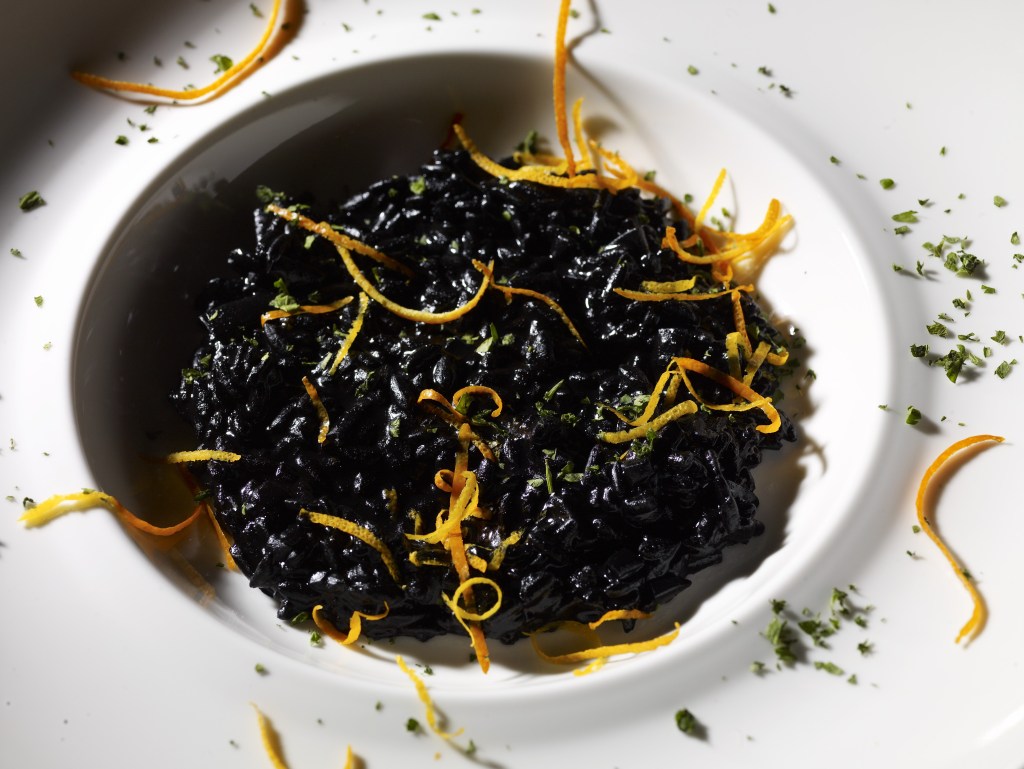 Risotto al nero di seppia e julienne d’arancia, ricetta professionale
