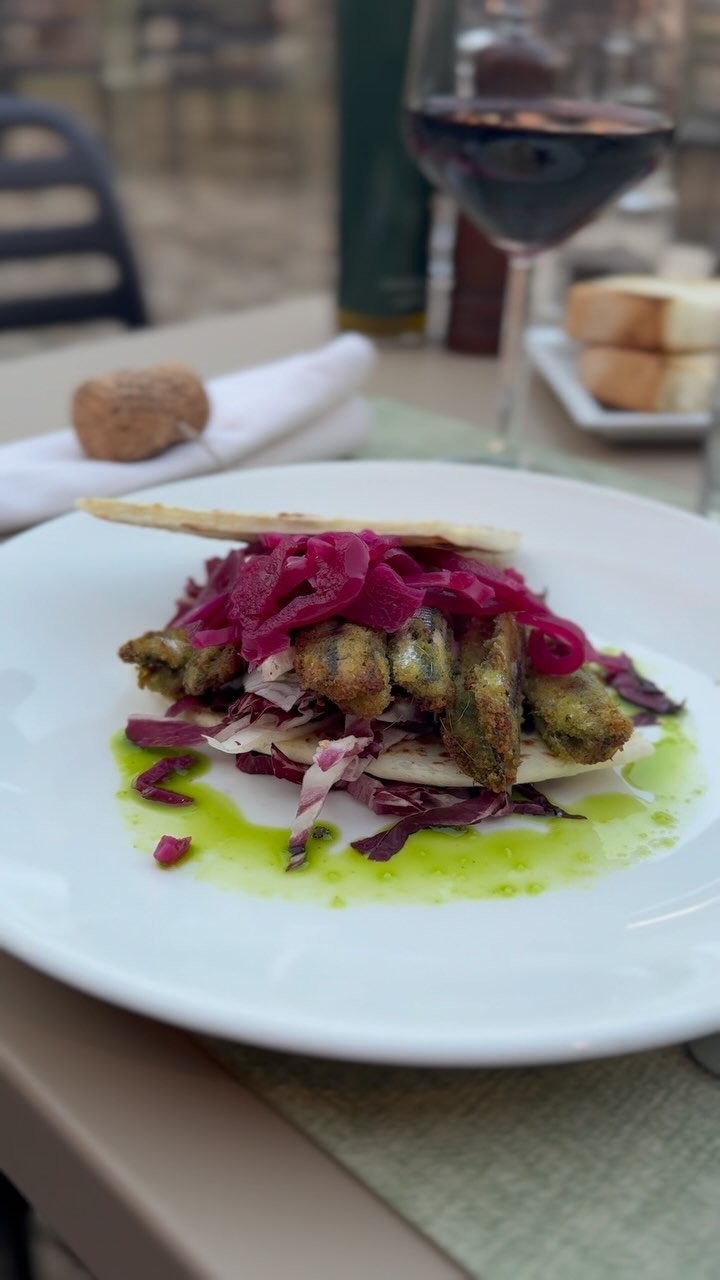 Piadina con alici, radicchio e cipolla marinata