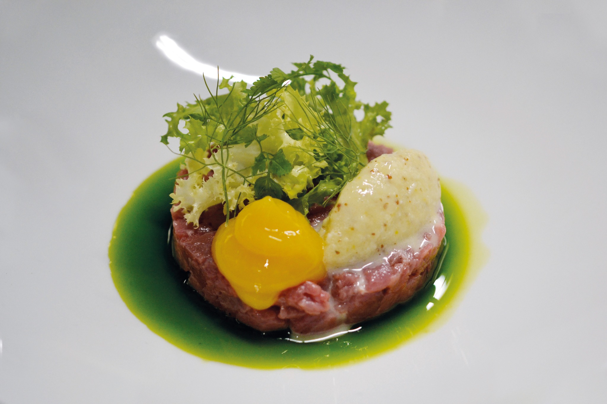 Tartare di somarino, gel di tuorlo e gelato alla senape