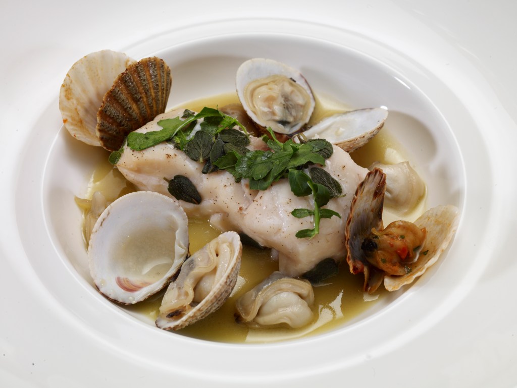 Branzino selvaggio al vapore su emulsione di frutti di mare