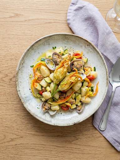 Gnocchetti di patate con vongole veraci e zucchine in fiore