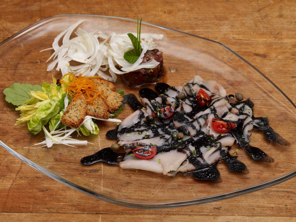 Fantasia di pesce azzurro: tartare di palamita, carpaccio di pesce spada al nero di seppia, alici gratinate agli agrumi