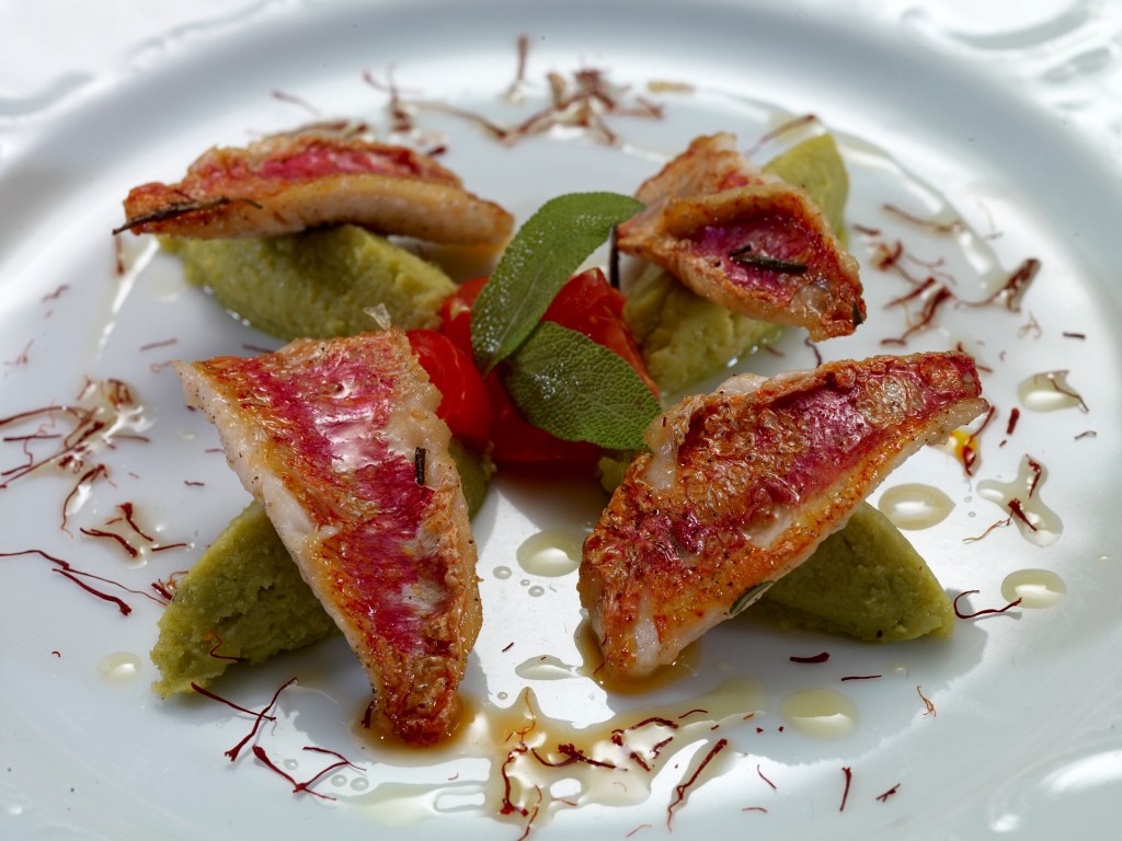 Filettini di triglia con purè di fave e olio allo zafferano