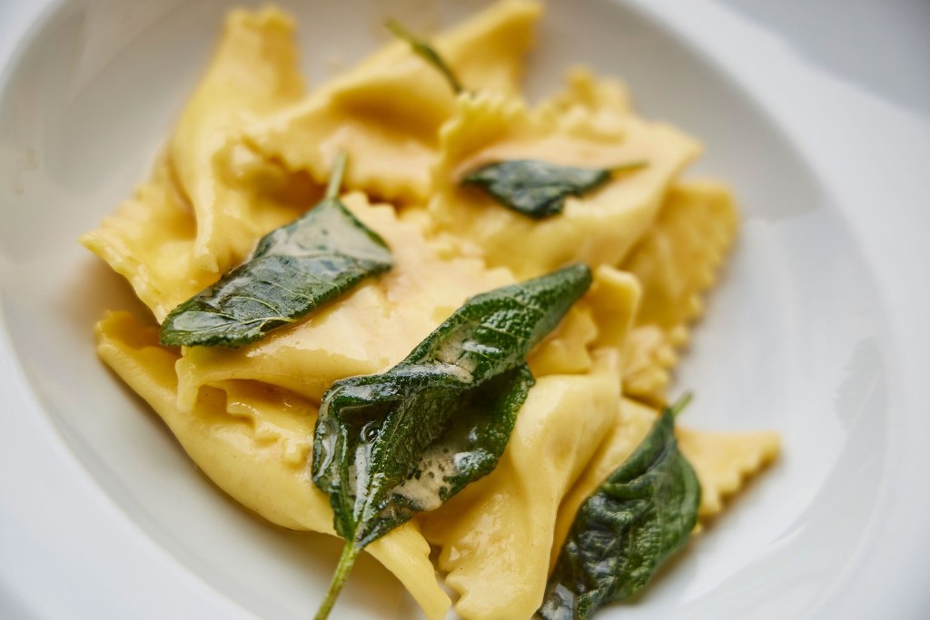Orecchioni ripieni di ricotta e robiola al burro e salvia