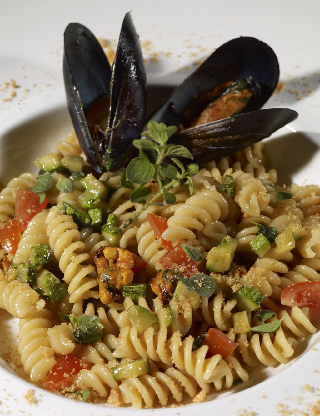 Fusilli alle cozze e zucchine con maggiorana e bottarga di muggine